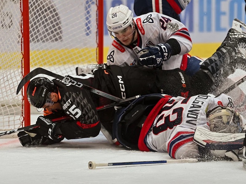 Топ-хоккей в Омске: «Нефтехимик» победил «Авангард» во втором овертайме и сравнял счёт в серии