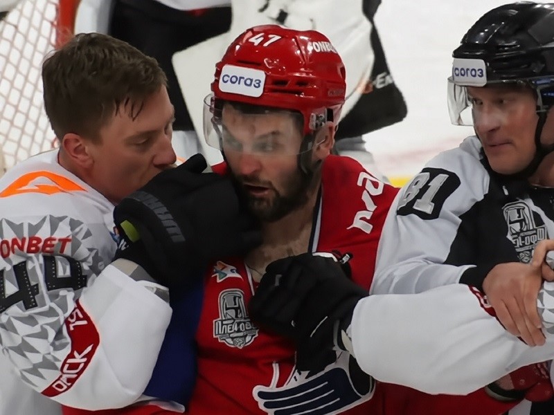 Шарипзянов обратился к Радулову: «Зачем орать на вратаря? Не надо так, мы будем его защищать»