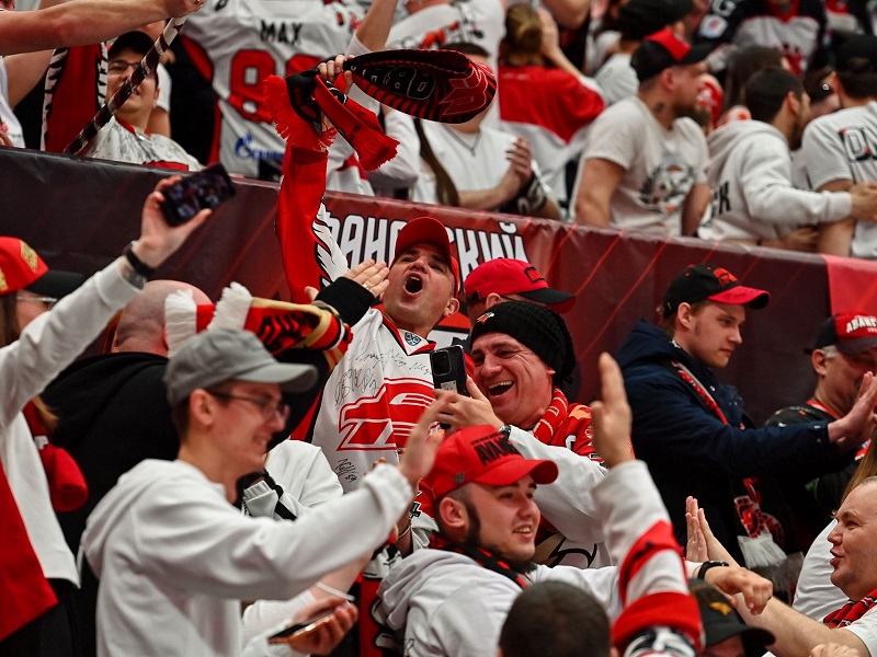 «Авангард» с трудом обыграл «Нефтехимик», в битве «Динамо» сильнее Минск. Итоги дня в КХЛ