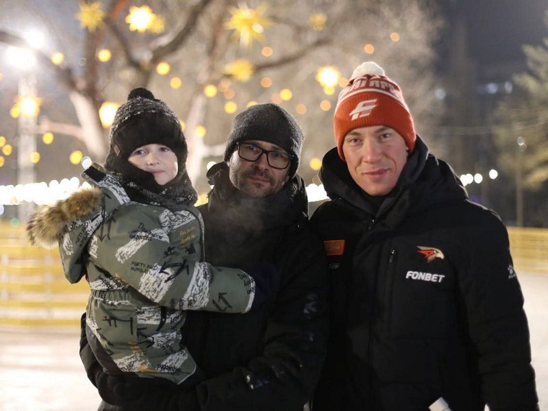 Дамир Шарипзянов встретился с болельщиками на катке «Сердце Омска»