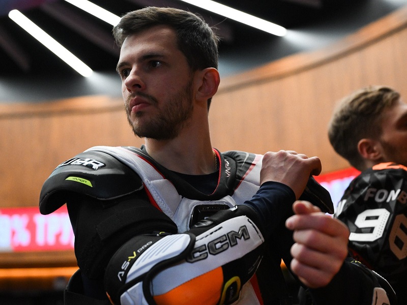 Константин Окулов упрочил лидерство