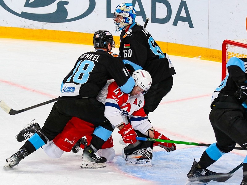 «Локомотиву» отменили гол из-за штрафа, Евгений Кузнецов получил травму. Итоги дня в КХЛ