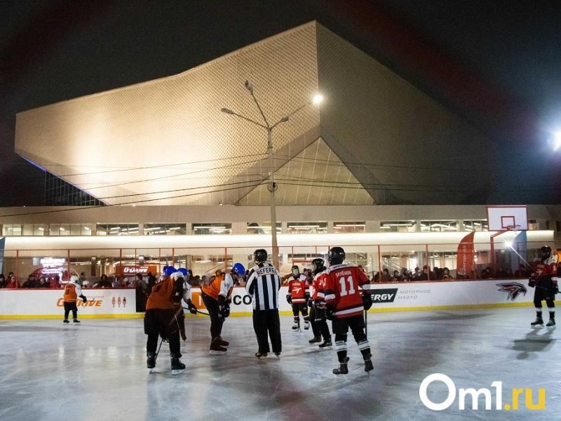 Мастер-шоу «Авангарда» и торт-памятник: у СКК Блинова открылся каток