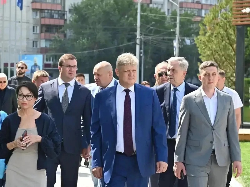 Полномочный представитель Президента России в СФО Анатолий Серышев осмотрел сквер у СКК имени Виктора Блинова