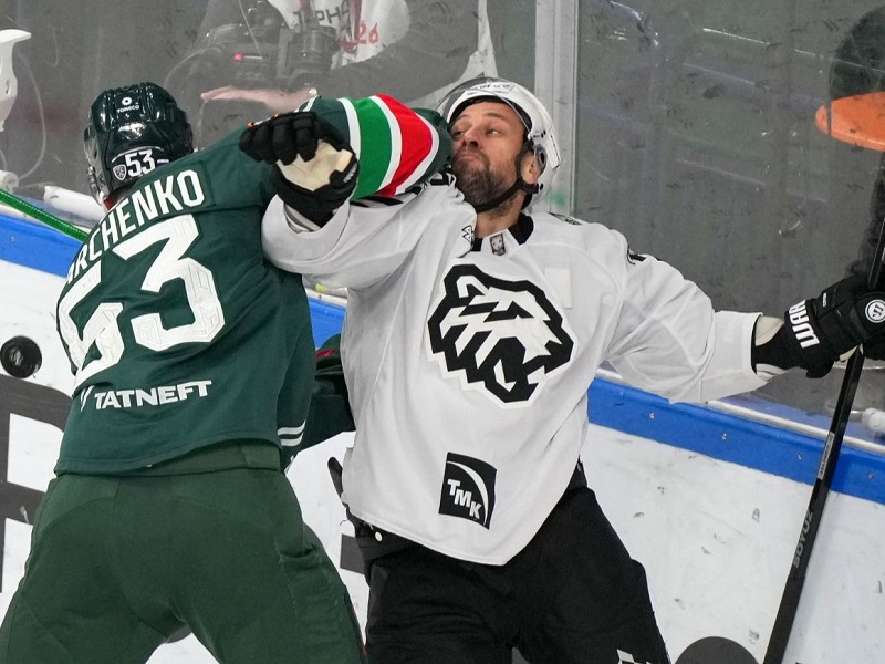 «Барыс» дома проиграл «Амуру», «Ак Барс» второй раз в сезоне одолел «Трактор», Хмелевский набрал два очка