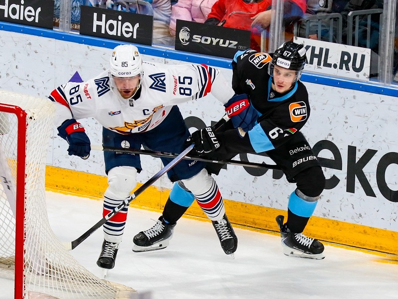 «Металлург» прервал серию поражений, Семёнов набрал 400-е очко в КХЛ. Моменты дня