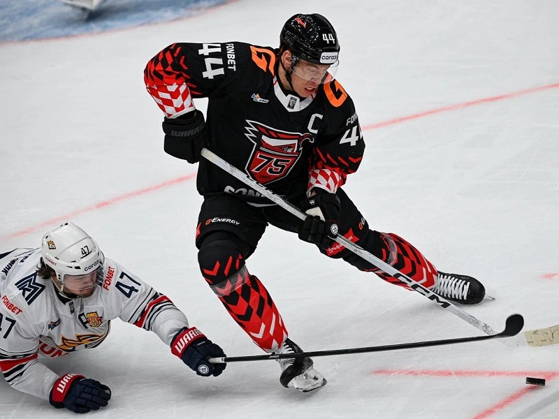 «Ему нужно ехать в НХЛ». Шарипзянов – лучший защитник по эту сторону океана