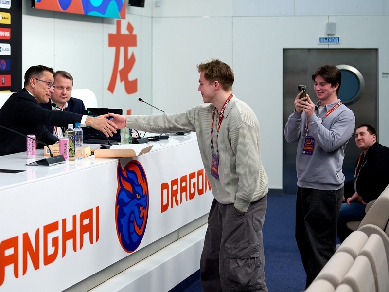 Главный тренер омского «Авангарда» получил неожиданный подарок после матча с «Драконами»