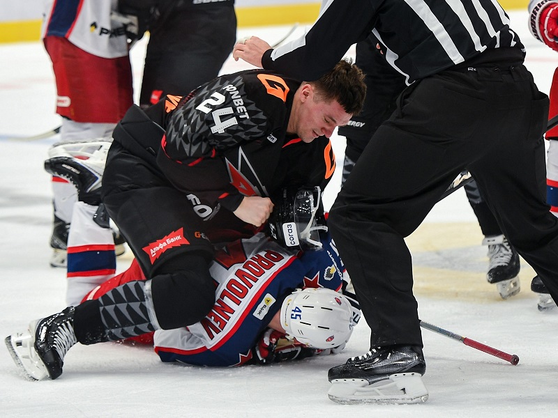 «Салават» выиграл пятый матч подряд, «Авангард» переборол ЦСКА. Итоги дня в КХЛ