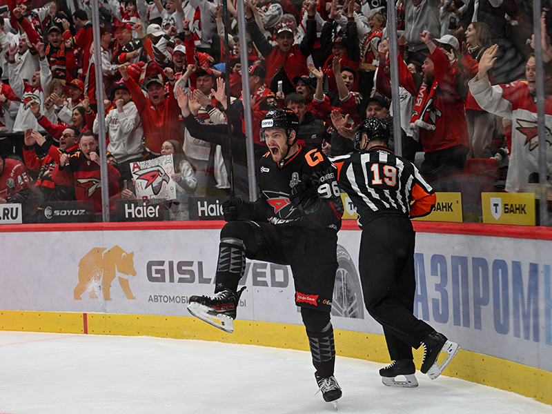 ВЫХОДИМ В ПОЛУФИНАЛ! | Победная раздевалка «Авангарда» после 5-го матча с ЦСКА (ВИДЕО)