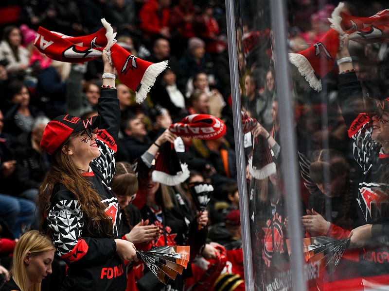 «Авангард» и «Спартак» выдали матч-концерт в Омске, московское «Динамо» забросило восемь «Трактору»