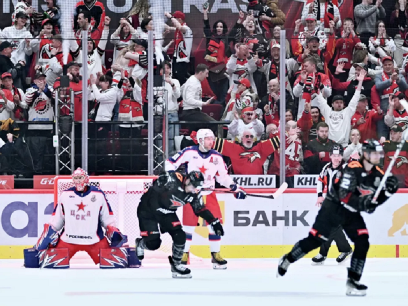 Омск в огне! «Авангард» выиграл второй матч в серии у ЦСКА и едет в Москву с перевесом в две победы