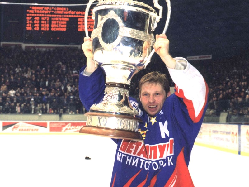 Играл со звездами «Авангарда» Жилинским и Мариненко, забивал зубами, стал легендой «Металлурга»