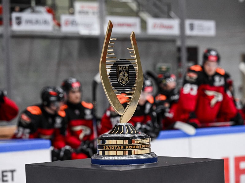 «Омские Ястребы» получили Кубок победителя «Золотого» дивизиона Востока
