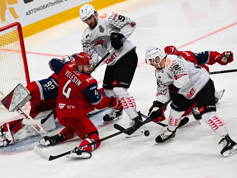 Что не так с чемпионом? Исаев топит «Локомотив» ошибками, но проблема не только во вратаре