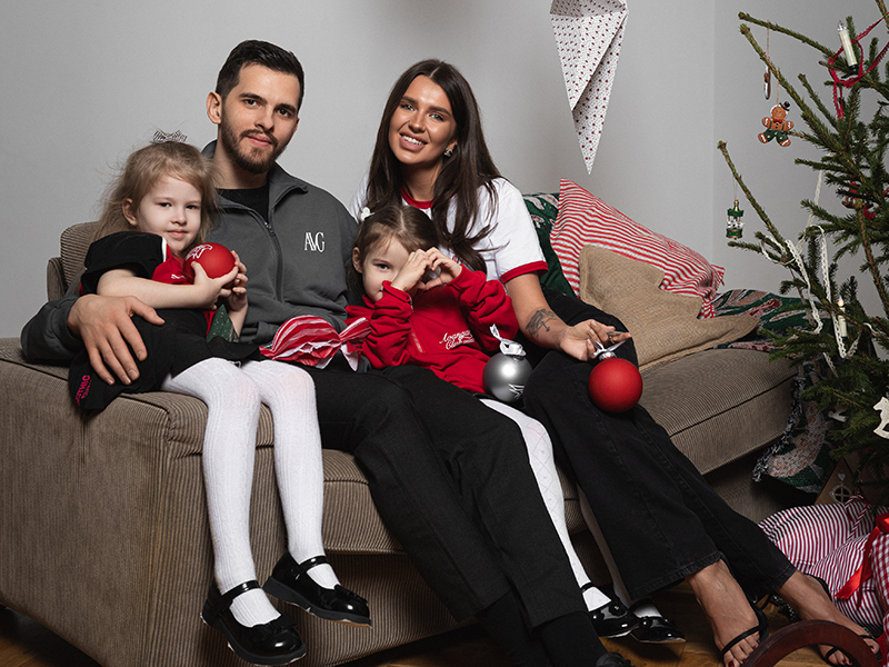 Новогоднее настроение: хоккеисты вместе с семьями показали праздничную коллекцию мерча от «Авангарда»