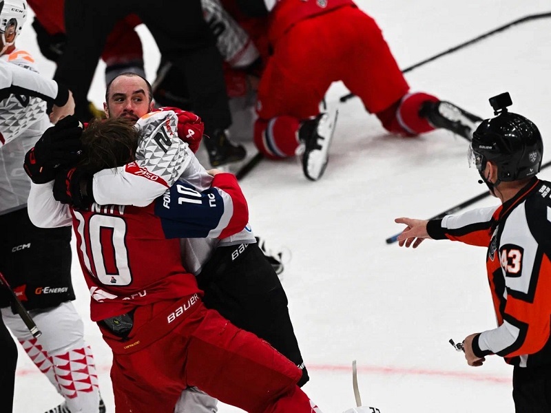 Матч плей-офф «Локомотив» — «Авангард» был остановлен на 20 минут после массовой стычки