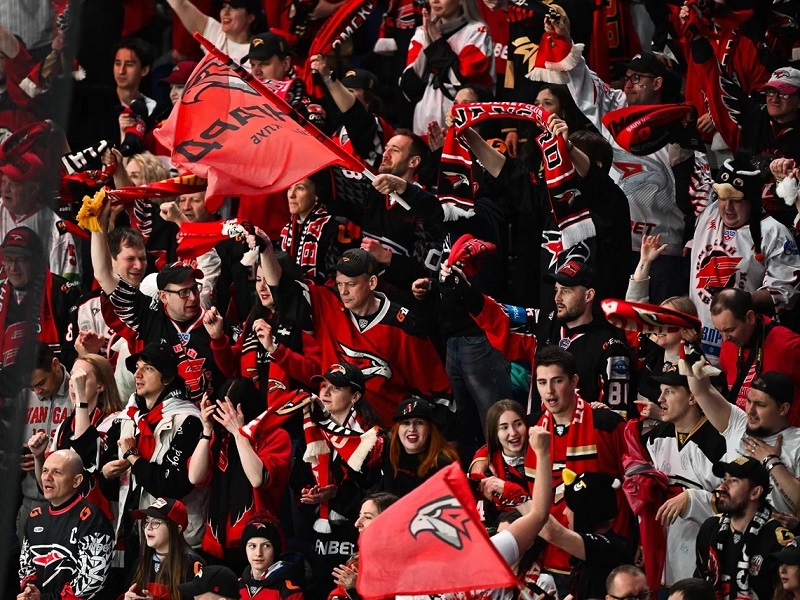 Огонь в Ярославле: 144 минуты штрафа на две команды и вторая победа «Авангарда» в серии с «Локомотивом»