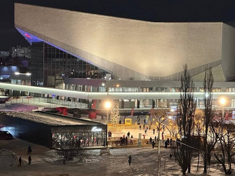 В Омске открылась главная ледовая площадка сезона — большой открытый каток у СКК им. Виктора Блинова