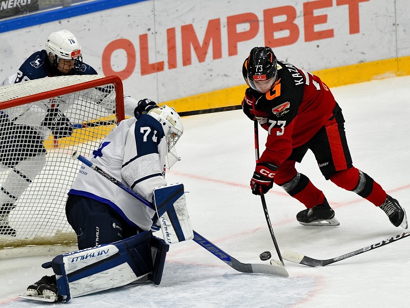 «Омские Ястребы» крупно обыграли «Чайку» в первом матче