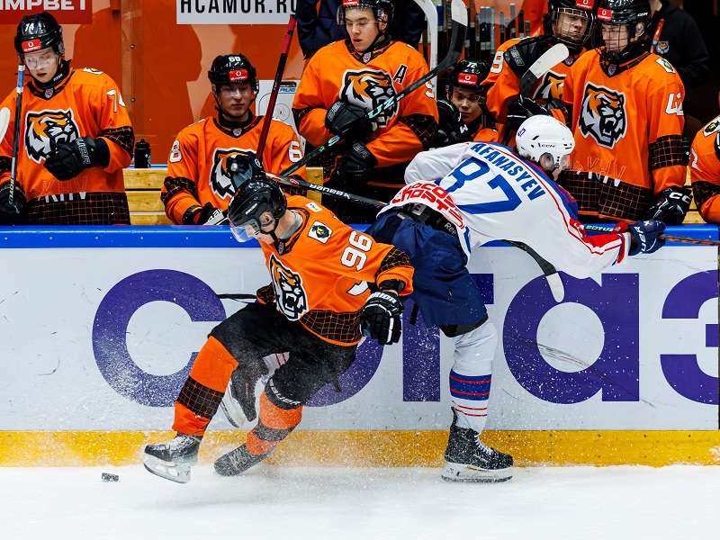 «Амур» не отпускает «Сибирь», СКА поднимается в таблице Запада. Итоги дня в КХЛ