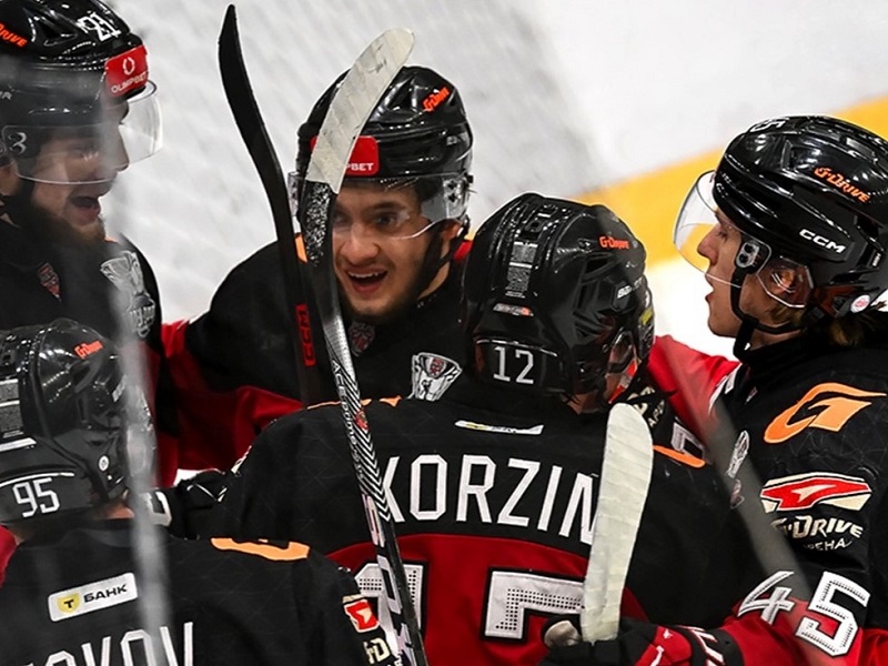 «Сухарь» Юнина и дубль Корзина принесли «Омским Ястребам» победу над «Чайкой» в первом матче серии 1/4 финала