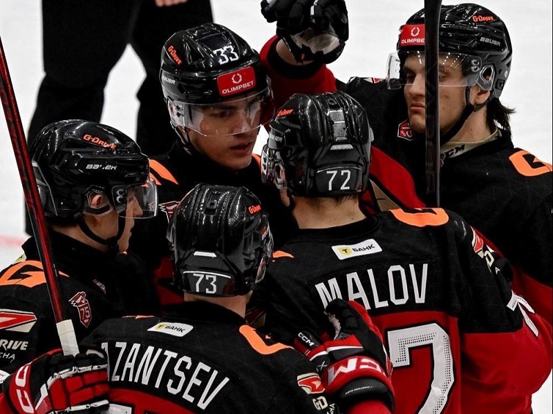 «Если кто и подвинет «Омских Ястребов» с первого места, то только «Ирбис». Прогнозы экспертов на концовку регулярного чемпионата МХЛ