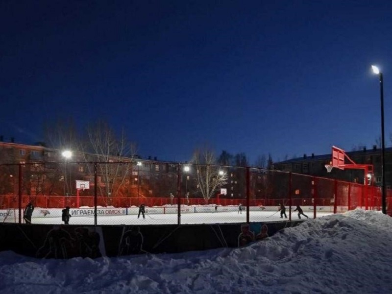 В Омске на двух хоккейных коробках появилось искусственное освещение