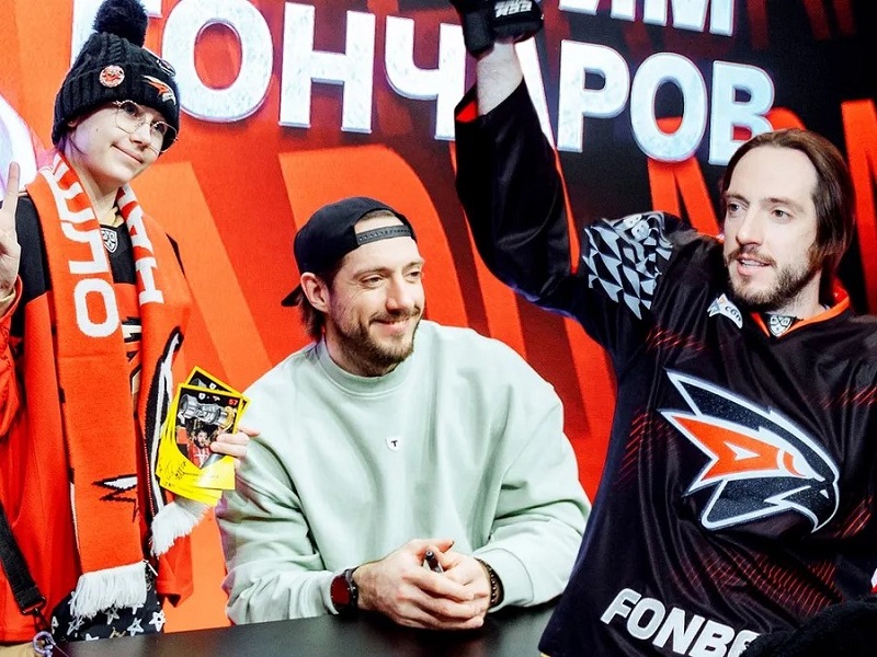 Переоделся в ястреба, наградил лучшего защитника января, заряжал кричалки с трибун. Как Гончаров съездил в Омск