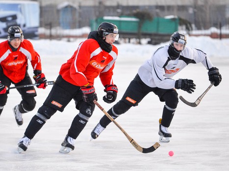 "Авангард" сыграл в хоккей с мячом под открытым небом