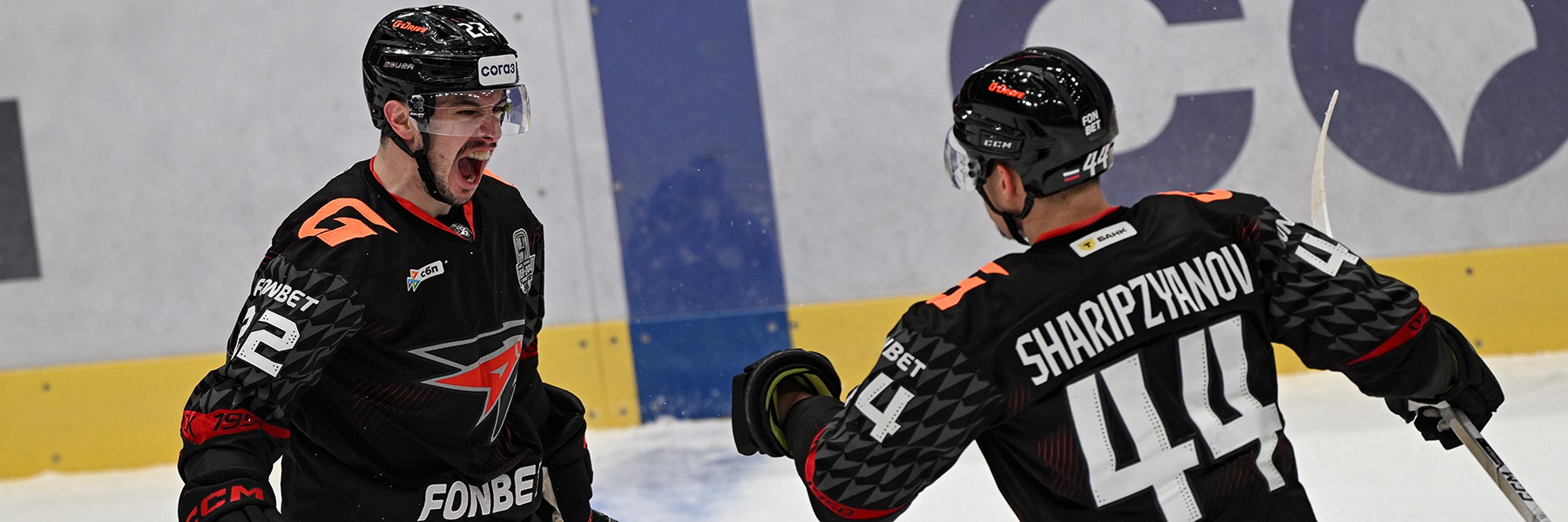 ВЫДЕРЖАЛИ НАТИСК | Победная раздевалка «Авангарда» после 2-го матча с ЦСКА (ВИДЕО)