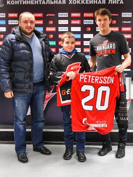 Вручение новогодних свитеров