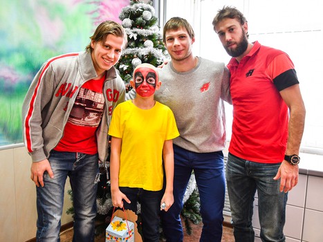 "Авангард" поздравил юных болельщиков из ОДКБ с наступающим Новым годом