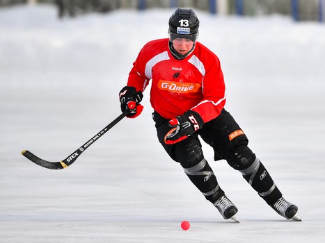 Тренировка "Авангарда" на стадионе "Юность" под открытым небом