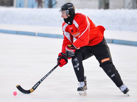 "Авангард" сыграл в хоккей с мячом под открытым небом
