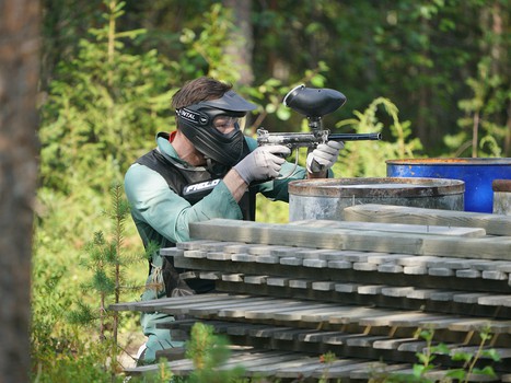 Братья по оружию. Игроки, тренеры и персонал "Авангарда" сыграли в пейнтбол