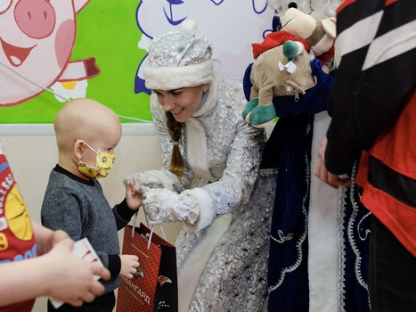 Новогодние подарки для юных болельщиков