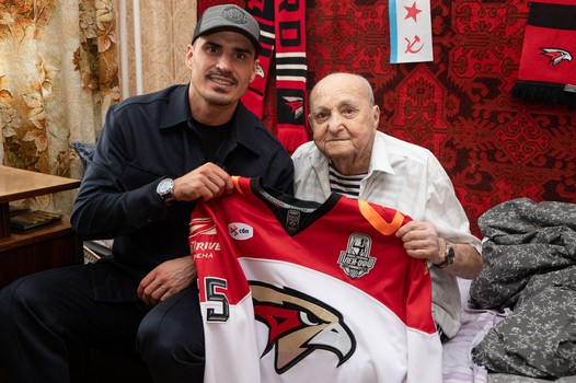 Наиль Якупов в гостях у 101-летнего болельщика Юрия Чернобыльского