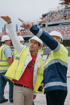 Год строительства «Арены Омск» отметили поднятием чемпионского флага