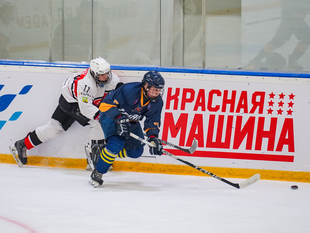 Второй игровой день финала Первенства ЮХЛ в Омске