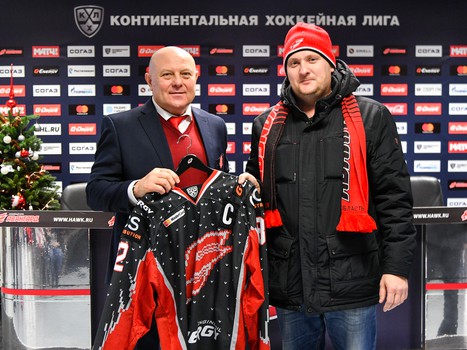 Вручение новогодних свитеров победителям аукциона