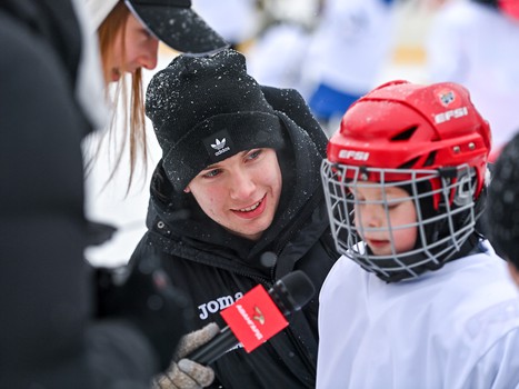 Уроки хоккея проходят в 10 школах Омска