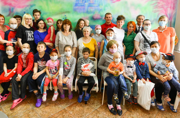 "Авангард" поздравил юных болельщиков из ОДКБ с Днем защиты детей