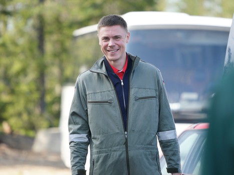 Братья по оружию. Игроки, тренеры и персонал "Авангарда" сыграли в пейнтбол