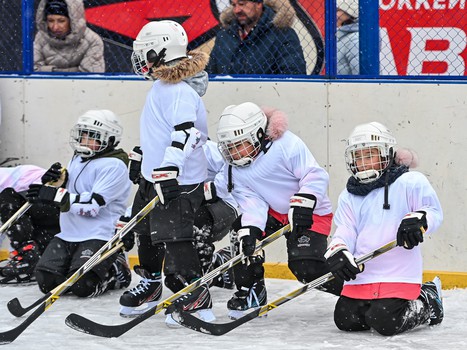 Уроки хоккея проходят в 10 школах Омска