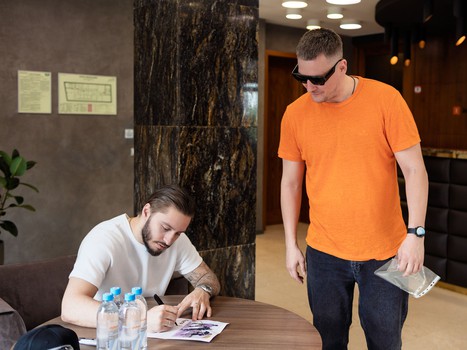 Договорённость о продлении контракта и автограф-сессия Семёна Чистякова в «Айсорс»