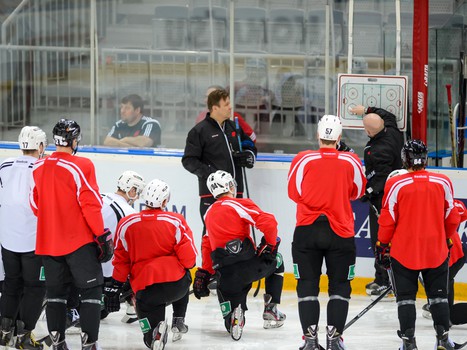 Открытая тренировка "Авангарда" для СМИ перед стартом серии с "Ак Барсом"