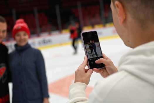 Массовые катания для 75 первых покупателей абонементов на матчи «Авангарда» в сезоне 2025/26 с Михаилом Гуляевым
