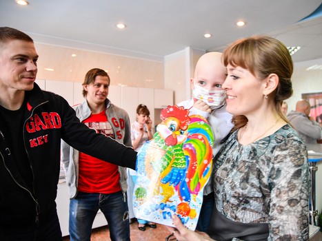 "Авангард" поздравил юных болельщиков из ОДКБ с наступающим Новым годом