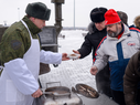 Хоккей в валенках и полевая кухня! Атмосфера перед матчем "Авангарда" с "Кузней"